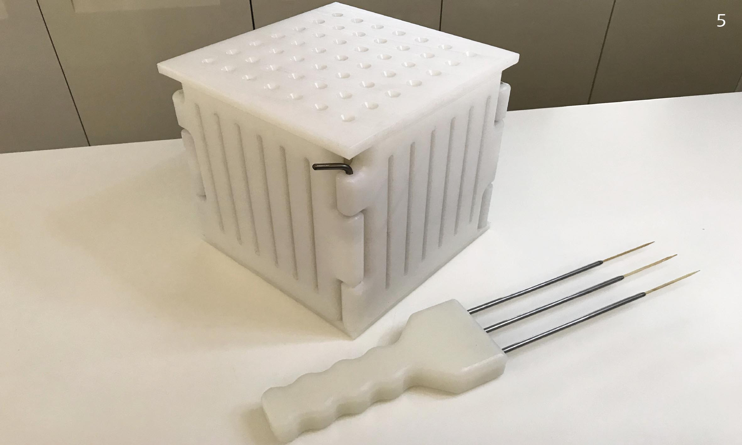 Brocheteur Manuel L2G - Cube 22x22 mm, 49 brochettes | Boucherie Pro